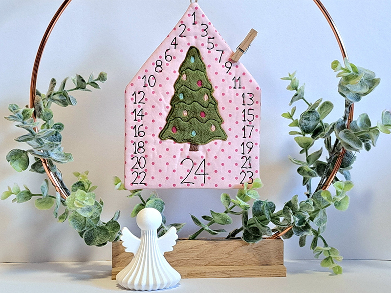 Preview: Adventskalenderhaus aus Stoff Tannenbaum - ITH-Stickdatei